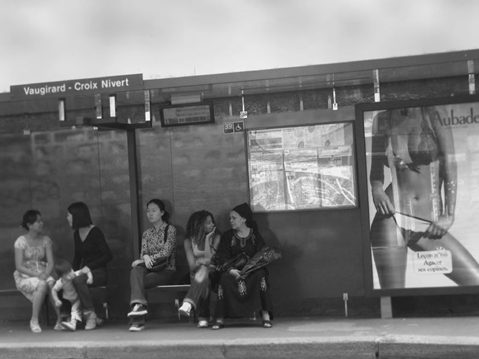 Photographie par Arslan (2016) provenant de Flickr, représentant des femmes attendant à un arrêt de bus où est affiché le corps fractionné d’une femme à but publicitaire. Photographie par Arslan (2016) provenant de Flickr, représentant des femmes attendant à un arrêt de bus où est affiché le corps fractionné d’une femme à but publicitaire.