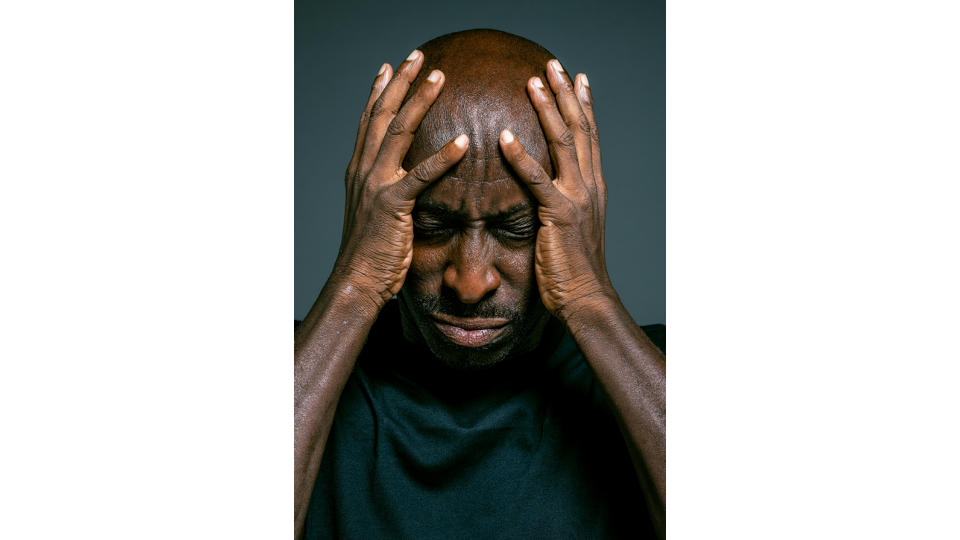 Un athlète olympique peut ressentir une fatigue physique et émotionnelle constante (source : https://www.pexels.com/photo/man-in-black-crew-neck-shirt-holding-his-head-4584291/) Un athlète olympique peut ressentir une fatigue physique et émotionnelle constante (source : https://www.pexels.com/photo/man-in-black-crew-neck-shirt-holding-his-head-4584291/)