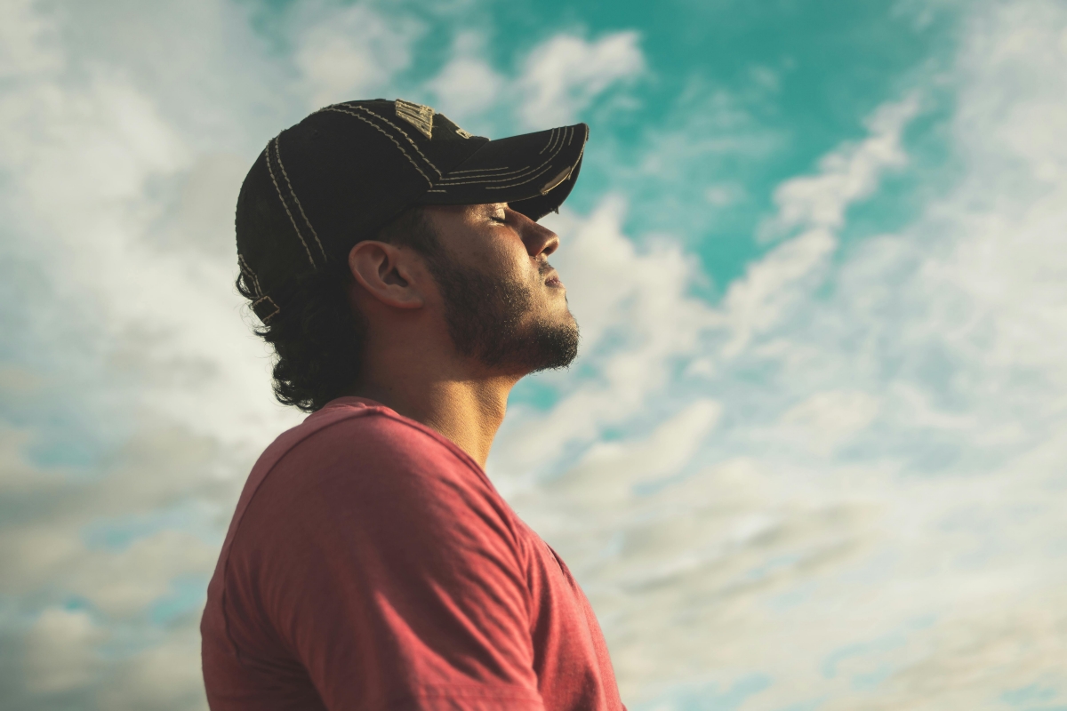 L'une des thérapies les plus efficace est la réduction du stress basée sur la pleine conscience (source : https://www.pexels.com/photo/man-wearing-black-cap-with-eyes-closed-under-cloudy-sky-810775/) L'une des thérapies les plus efficace est la réduction du stress basée sur la pleine conscience (source : https://www.pexels.com/photo/man-wearing-black-cap-with-eyes-closed-under-cloudy-sky-810775/)