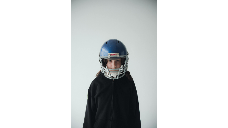 Source : The girl with the helmet: Chekhomova, C. (2023). Girl in Helmet on White Background [Photograph]. Pexels. https://www.pexels.com/photo/girl-in-helmet-on-white-background-17602026/