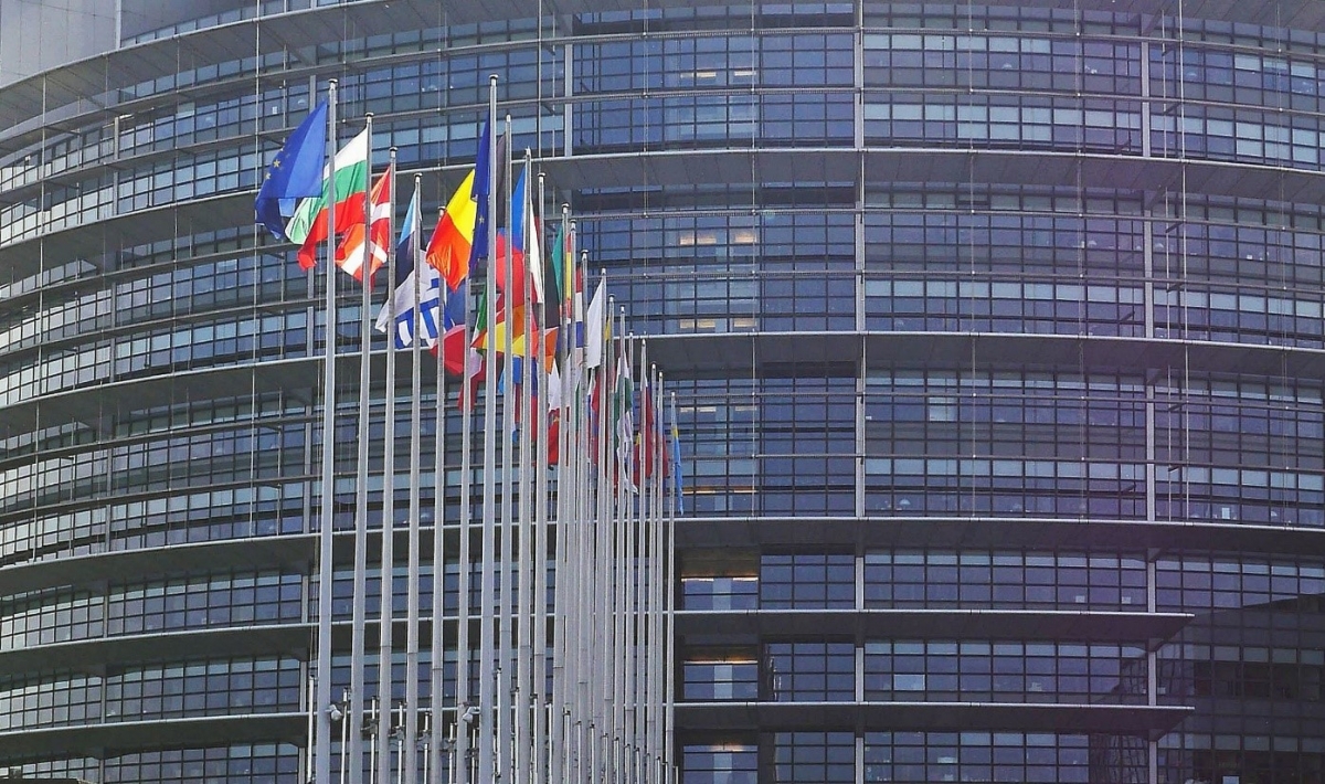 Les drapeaux sont omniprésents dans nos sociétés et la question se pose de connaître leur(s) impact(s) sur les relations entre les individus. Photo par hpgruesen de Pixnio Les drapeaux sont omniprésents dans nos sociétés et la question se pose de connaître leur(s) impact(s) sur les relations entre les individus. Photo par hpgruesen de Pixnio