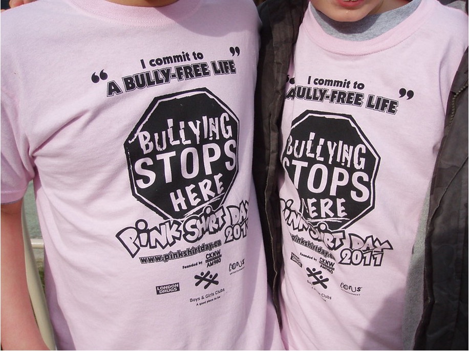 Pour lutter contre le harcèlement, certaines interventions proposent à des élèves populaires de promouvoir de nouvelles normes anti-harcèlement via des slogans imprimés sur des T-shirts (« bullying stops here » signifie « le harcèlement s’arrête ici »). Image de Geoffery Kehrig provenant de flickr Pour lutter contre le harcèlement, certaines interventions proposent à des élèves populaires de promouvoir de nouvelles normes anti-harcèlement via des slogans imprimés sur des T-shirts (« bullying stops here » signifie « le harcèlement s’arrête ici »). Image de Geoffery Kehrig provenant de flickr