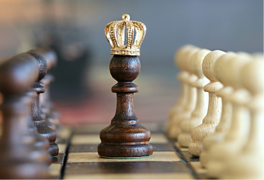 Illustration du fait que nous avons tous le sentiment d’être supérieur à autrui avec un pion, aux échecs, qui se prendrait pour un roi.