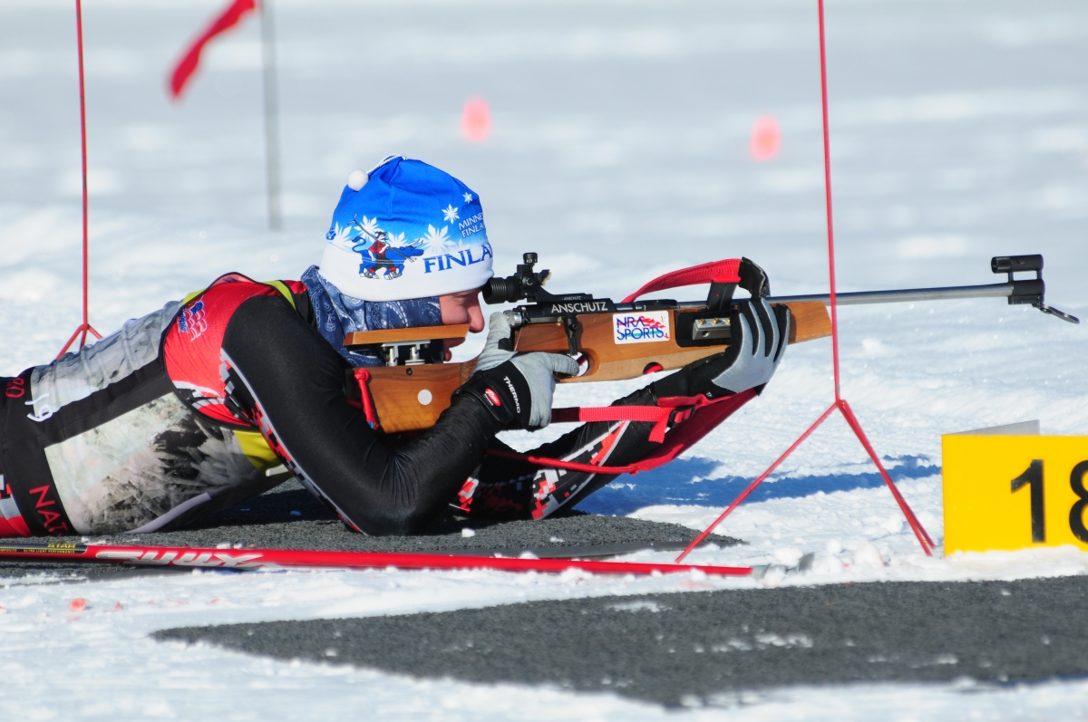 Un biathlète sur le pas de tir. N.D. National Guard Biathlon Team Defends Regional Title [… | Flickr Un biathlète sur le pas de tir. N.D. National Guard Biathlon Team Defends Regional Title [… | Flickr