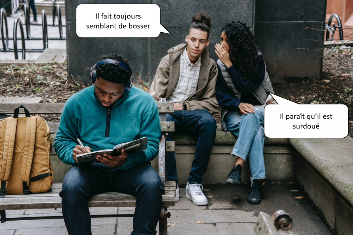Exemple d'échange d’informations personnelles (positives ou négatives) à propos d’un tiers absent de la conversation. Photo de Keira Burton provenant de Pexels.